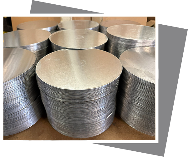 A pile of aluminum discs sitting on top of each other.